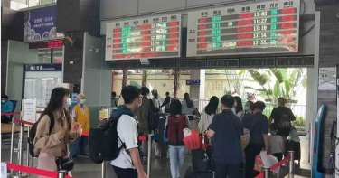 台東火車站湧人潮 「親友失聯」民眾心急淚崩