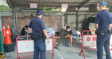 苗栗逃逸移工群聚KTV「聽音樂」 警逮3人1咳嗽急採檢