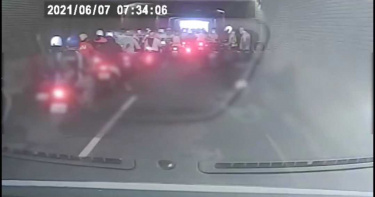 打滑混撞!淤泥漫路面 高雄地下道團撞6傷