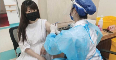 「月亮公主」孟庭葦大陸打疫苗!簽名資料意外成亮點 網驚:原來這才是本名