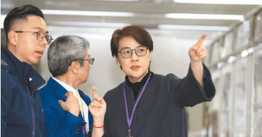 藍白破局，民眾黨總統參選人柯文哲競選總幹事黃珊珊（右）卻被列為不分區第一名，讓黨內炸鍋，直呼黃是「球員兼裁判」。（圖／報系資料照）