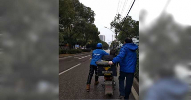 新冠肺炎/熱心送胃痛病患到醫院 家屬急尋外送小哥:丈夫確診死了