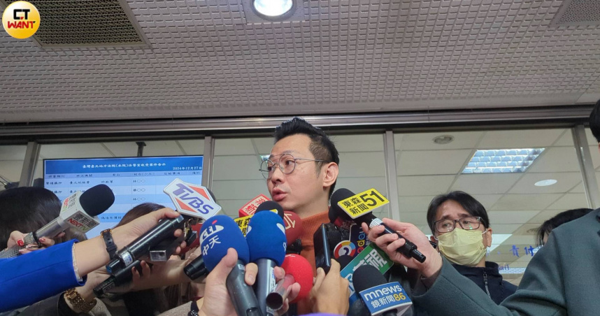 彭振聲諭知500萬元交保，其律師和家屬27日上午抵達北檢辦理交保。（圖／林冠吟攝）