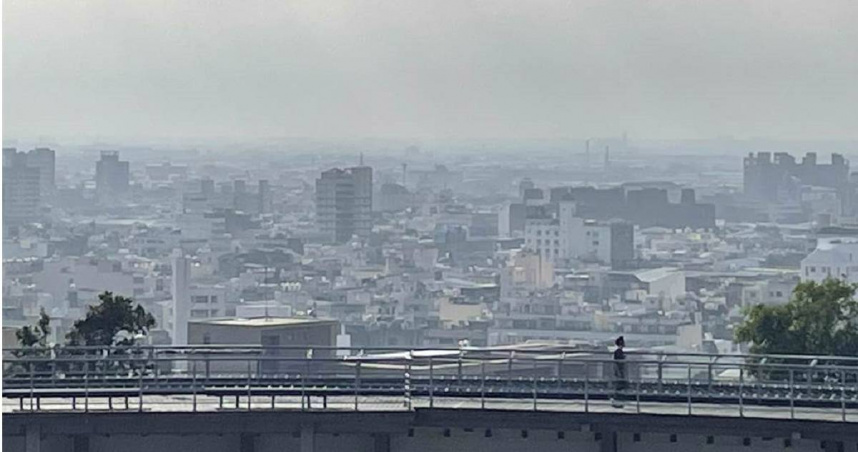 空品霧濛濛！台中市區景觀宛如末日景象。（示意圖／本報資料照）