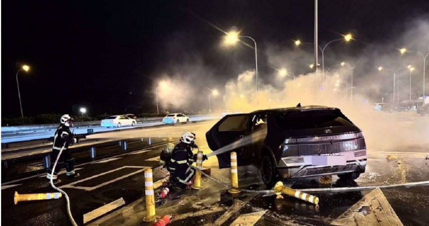 8人乘電車撞分隔島釀4死。（ 圖／翻攝畫面）