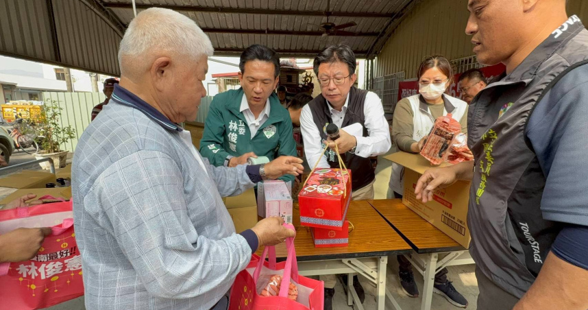 立法委員郭國文、林俊憲今日募集4卡車的物資，前往楠西每個里進行發放。（圖／郭國文辦公室提供）