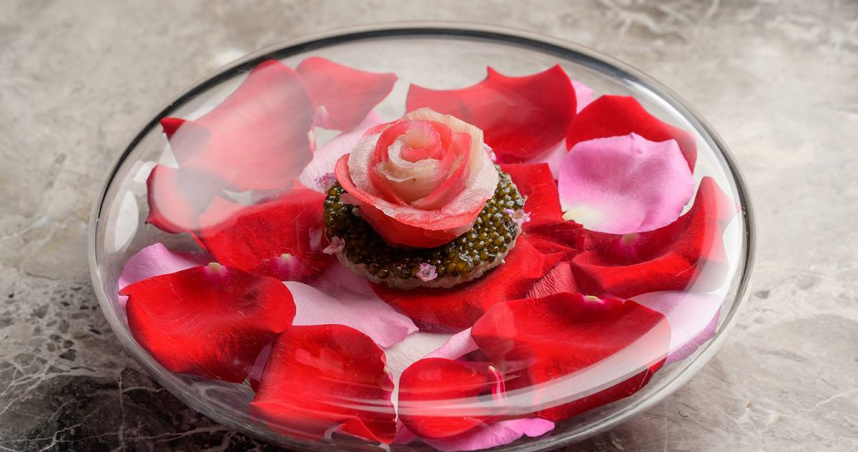 以青甘、玫瑰與大根組成的前菜「BURI ROSE」，特別能帶出情人節套餐的浪漫氛圍。（圖／Orchid蘭餐廳提供）