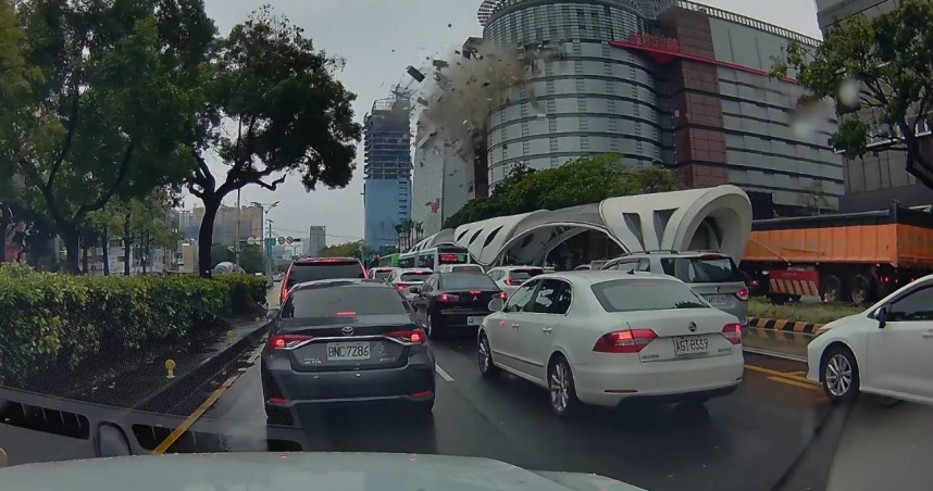 台中新光三越百貨11樓、12樓美食區於今（13）日疑似發生氣爆事件。（圖／翻攝Threads）