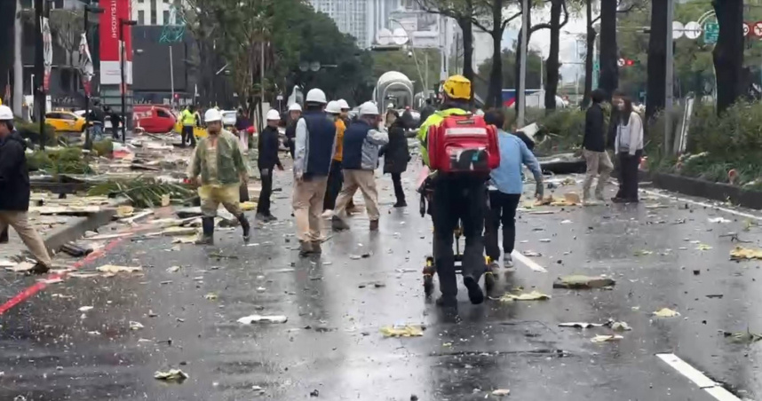 位於台中市西屯區的新光三越百貨今（13日）早發生氣爆案，釀多人傷亡。（圖／翻攝自記者爆料網臉書）