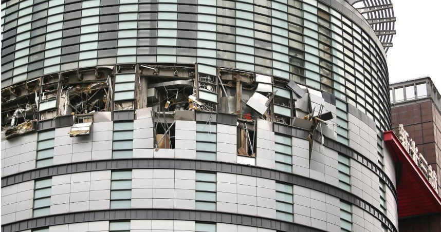 台中新光三越氣爆事件近日傳出，來台旅遊的澳門一家7口，其中一名死者為退休警員，而一名24歲倖存男子則為現役特警隊員，引發網友討論。（圖／黃耀徵攝）