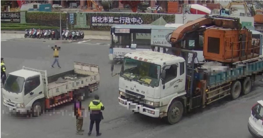 41歲吊臂車駕駛行經路口時疑未收吊臂，勾到電線導致燈桿斷裂，車高若違規恐吞下罰單。（圖/翻攝畫面）