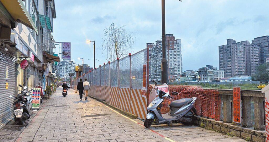 新北市三峽區清水街比鄰三峽河左岸，以石板修建，但因年久失修路面凹凸不平，機車族騎快容易滑倒。（圖／中國時報柯毓庭攝）