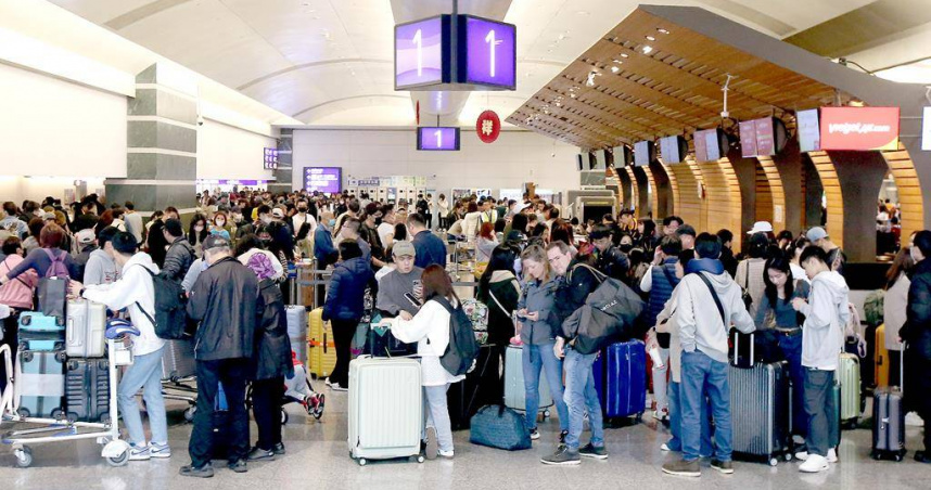 在桃機第一航廈內，出國旅客正在排隊辦理報到手續。（圖／中國時報記者范揚光攝）