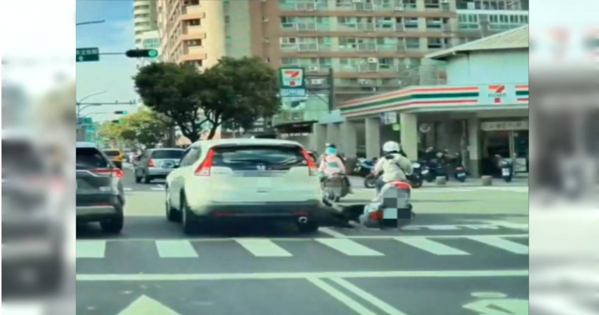 客貨車變換車道撞機車。（圖／翻攝畫面）