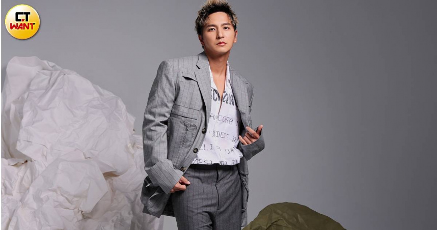 MOSCHINO白色LOGO標語襯衫、MOSCHINO菸灰色工裝直條西外套、MOSCHINO菸灰色直條西裝長褲、a.testoni黑色皮鞋（圖／林士傑攝）