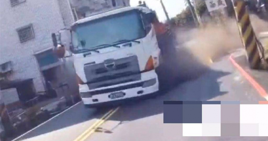 砂石車爆胎衝向對向車道，騎士險遭波及慶幸保命。（ 圖／翻攝畫面）