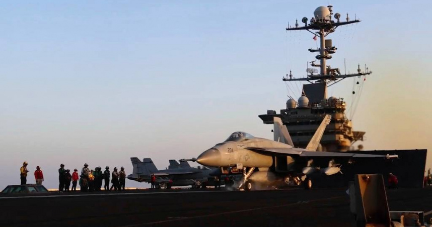 準備從航空母艦「哈利‧S‧杜魯門號」起飛的軍機。（圖／達志／美聯社）