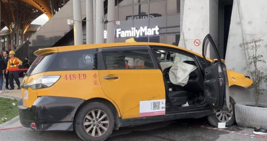 花蓮車站前發生計程車暴衝車禍，機車騎士遭計程車撞倒，車子也被撞爛有，一行人傷勢較重。（圖／民眾提供）