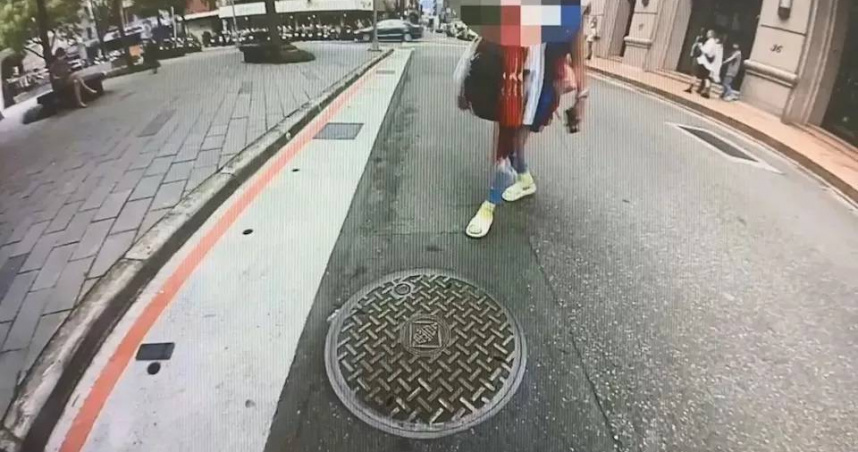 綽號捷運小甜甜的女子日前因不明原因朝向路人惡意踢擊、吐口水，目前遭到警方積極偵辦。（圖／翻攝畫面）