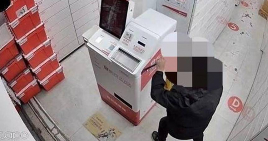 周男跨縣騎車到彰化某間蝦皮智取店後，竟持鐵鍬破壞繳費機盜走10餘萬元。（圖／翻攝畫面）