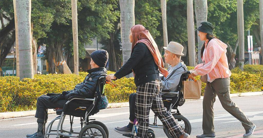 勞動部就業安定基金遭到濫用，引發爭議。圖為看護陪伴老人家外出散步。（圖／報系資料照）