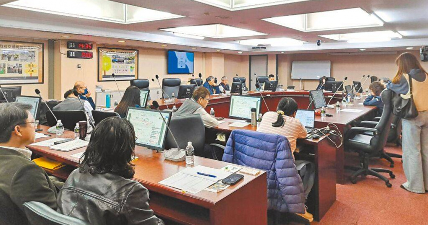 台北市議員王欣儀3月31日邀相關單位及民間學者討論拆除公館圓環工程，北市新工處長林崑虎表示，工程將分成增設台北自來水處工作井、填平地下道及調整周邊路型，整體工程預計明年8月完成。（圖／中國時報温予菱攝）