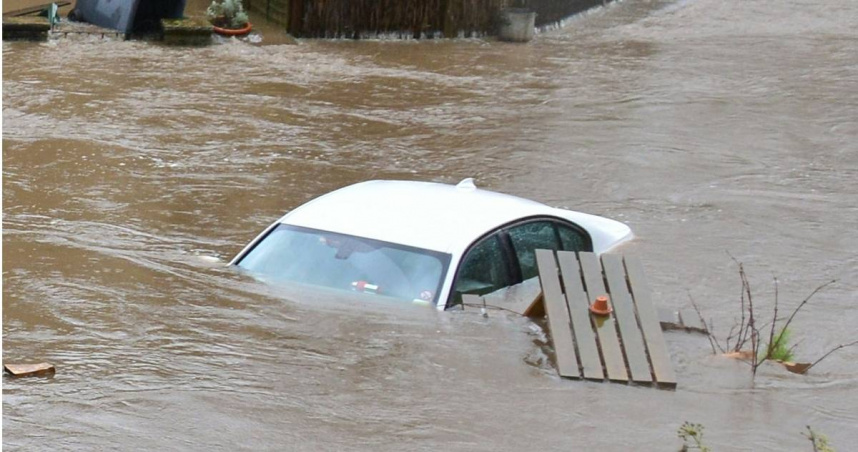 一名男子不慎連人帶車陷入洪水災區的泥濘，順利逃生後被困荒野超過48小時。（示意圖，與當事畫面無關／Unsplash）