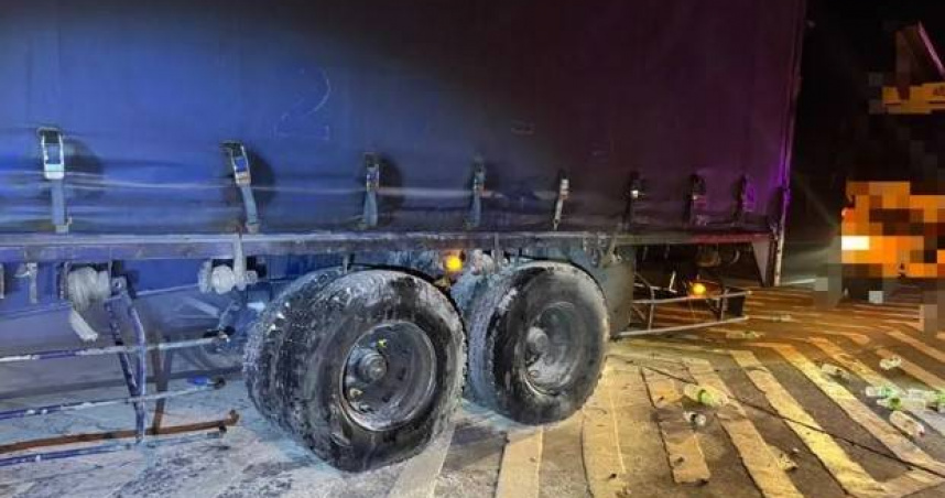 國1斗南地磅站火燒車！聯結車「雙輪爆胎」竄詭火　消防急灌救
