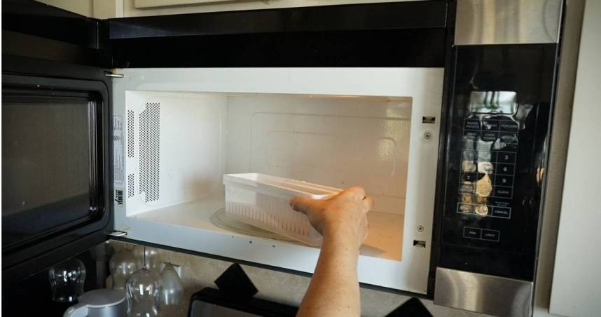 營養師指出，使用保鮮膜微波食品時，需掌握3項要點：溫度、酸度、油脂程度。才能吃得健康又安心。（示意圖／翻攝photoAC）