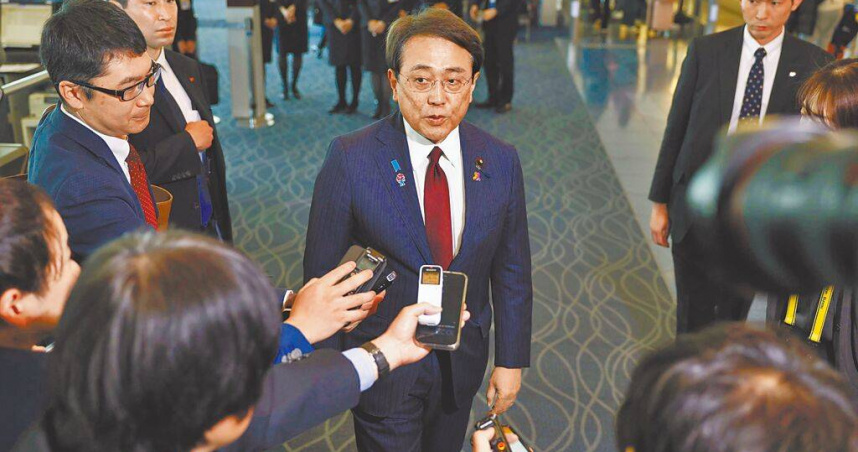 日本首席貿易談判代表赤澤亮正（中）16日啟程前往美國。（圖／美聯社／達志）