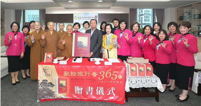 佛光山寺捐贈200本書籍予北市消防。(圖／翻攝畫面)