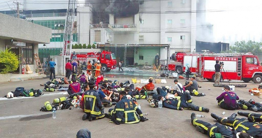 桃園消防不時要長時間甚至漏夜打火，常見勇消們直接在火場旁重裝席地休息，議員力爭補足人力。（圖／本報資料照）