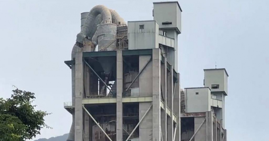 台泥花蓮和平廠區傳火警，火勢自廠區內2號餘熱機4至5樓竄出。（圖／民眾提供）