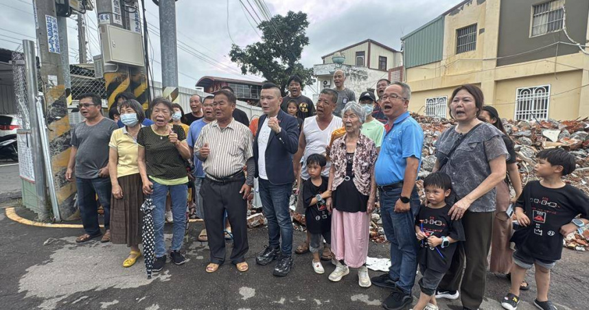 台中市霧峰區六股里1處約2700坪土地被地主出售給建商，當地10多戶居民24日出面控訴，建商寄來存證信函要求拆屋還地，不願配合者還遭到強行拆屋並傾倒廢棄物。（圖／中國時報記者潘虹恩攝）