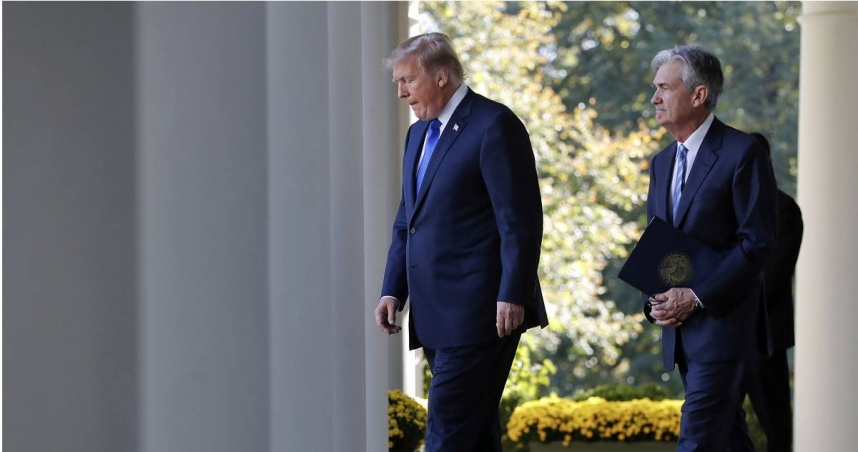 圖為2017年川普1.0任命聯準會（Fed）主席鮑威爾（Jerome Powell）前的同框畫面。（圖／達志／美聯社）