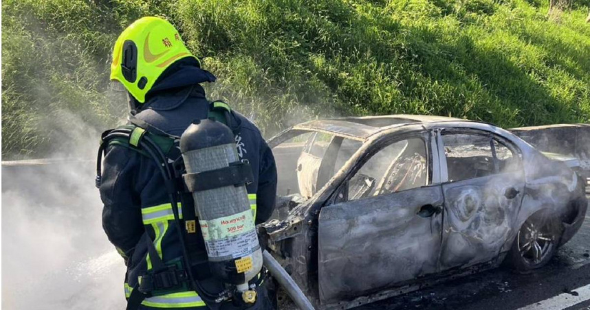 2025年5月30日苗栗縣／苗栗縣國道1號南下153公里處，30日下午3時13分發生一起汽車火警，一輛小客車起火燃燒，所幸無人受困。（圖／讀者提供）