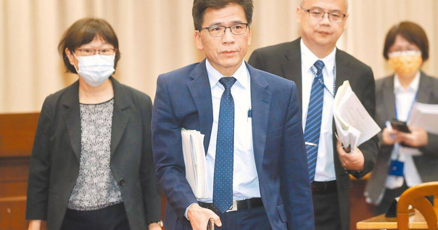 立法院3日朝野再戰4案，在野黨力拚三讀通過《保險法》修正案。圖為金管會主委彭金隆（中）日前出席委員會審查。（圖／報系資料照）