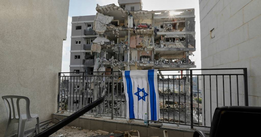 伊朗15日飛彈襲擊以色列中部巴特亞姆，居民大樓遭毀。（圖／達志／美聯社）