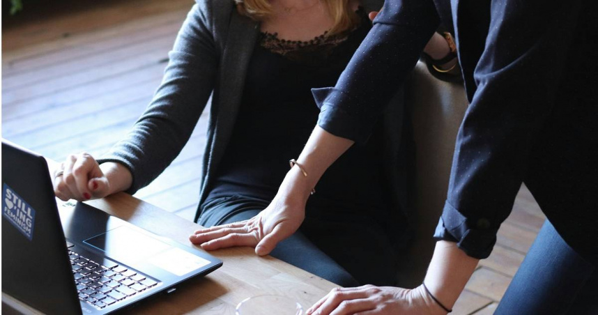 一名新鮮人表示，資深前輩的教導態度讓她備感壓力，不知道該如何應對。（示意圖／Unsplash）