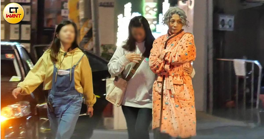 本刊曾直擊白靈拍攝《鬼們之蝴蝶大廈》扮醜又扮老。（圖／本刊攝影組）