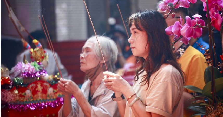 知情網友解釋，小宮廟通常靠著問事、收驚賺錢，也些是靠香油錢、信徒贊助等方式獲得資金（示意圖／報系資料照）