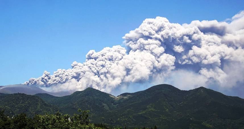 日本九州新燃岳時隔7年再次發生火山爆發。（圖／達志／美聯社）