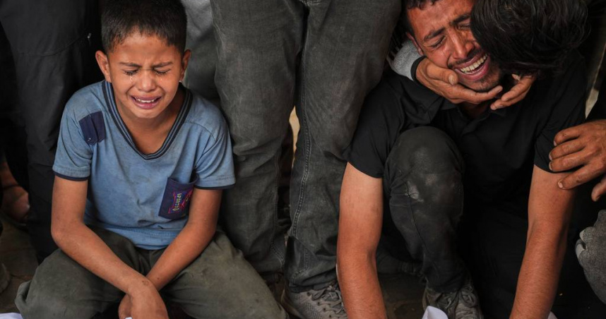 28日在加薩市希法醫院，親屬們對在以色列襲擊加薩地帶事件中遇難的親人表示哀悼。（圖／美聯社／達志）