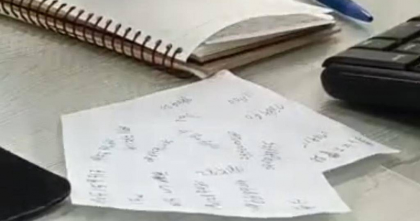 當舖業者桌上的單據還留著王家大姐的字跡。（圖／民眾提供）