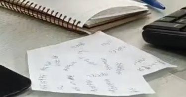 當舖業者桌上的單據還留著王家大姐的字跡。(圖/民眾提供)