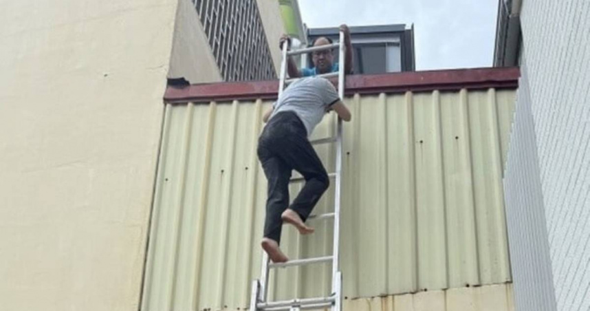 台南安平區陳姓婦人因防颱檢查屋頂時失足，困在鐵皮屋頂，警消據報後迅速救援。（圖／翻攝畫面）