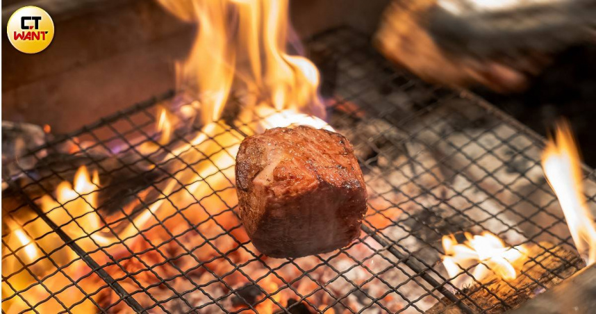 焰28的命名取自「火焰」與「28天黃金熟成期」，帶出直火料理的魅力是能吃到食材本味，並透過熟成讓肉的風味更濃縮。（圖／焦正德攝）