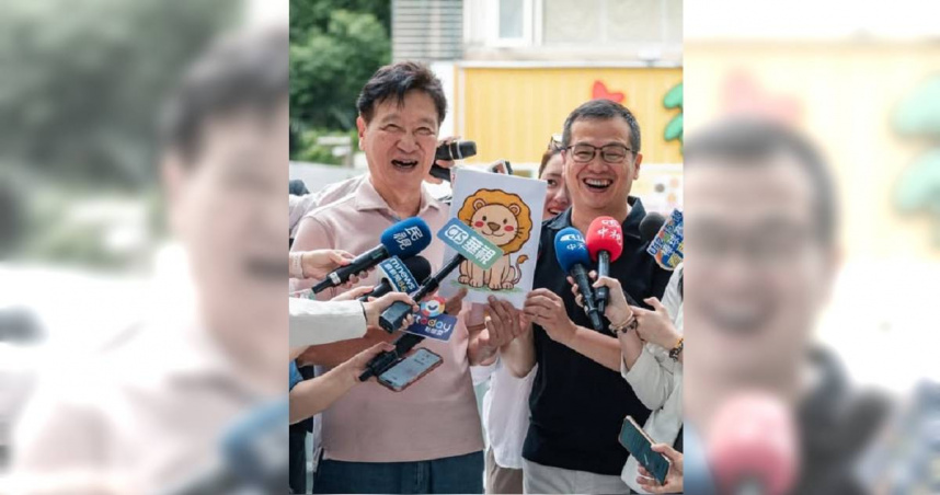 中廣前董事長趙少康在立委羅智強陪同下，到大安國中投開票所，完成人生第一次反罷免投票。（圖／翻攝自趙少康臉書）