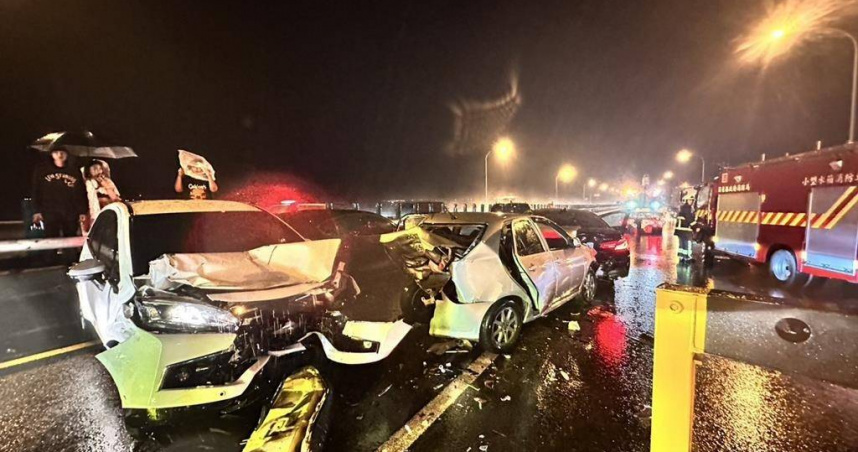 國道一號銅鑼段27日深夜發生嚴重車禍，導致1死5傷悲劇。（圖／翻攝畫面）
