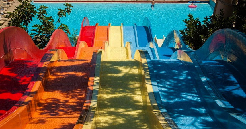 女童不幸從滑水道高處墜落。（示意圖／Pixabay）